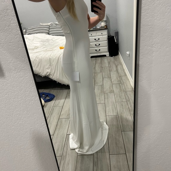 White casual or beach wedding dress. - Picture 3 of 7